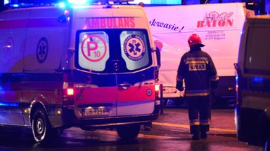 Tajemniczy mężczyzna spadł nocą na parking w Warszawie. Jest ciężko ranny