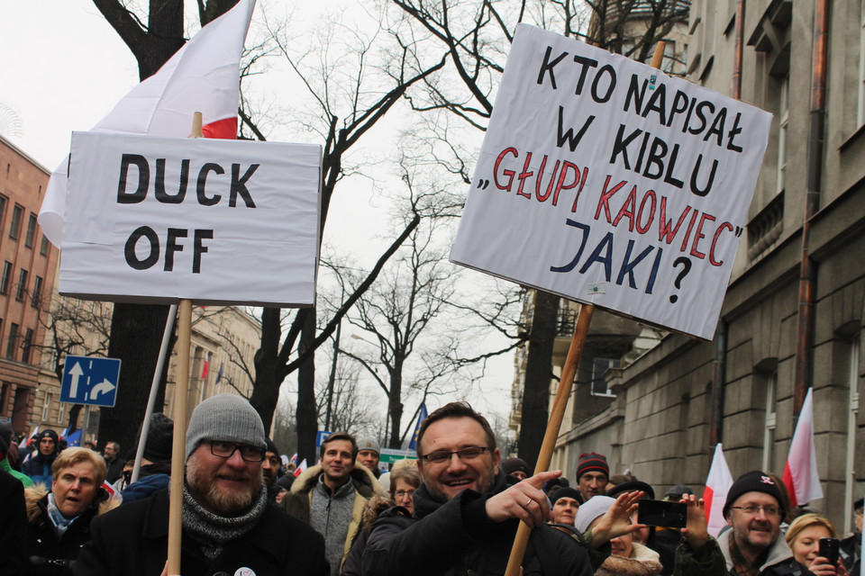 Transparenty na warszawskim marszu w obronie TK