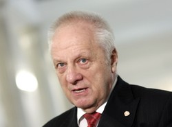 Niesiołowski wysyła manifestujących na cmentarze