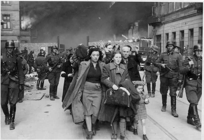 Fotografia z Raportu Stroopa. Oryginalny niemiecki podpis: &quot;Siłą wydobyci z bunkrów&quot;