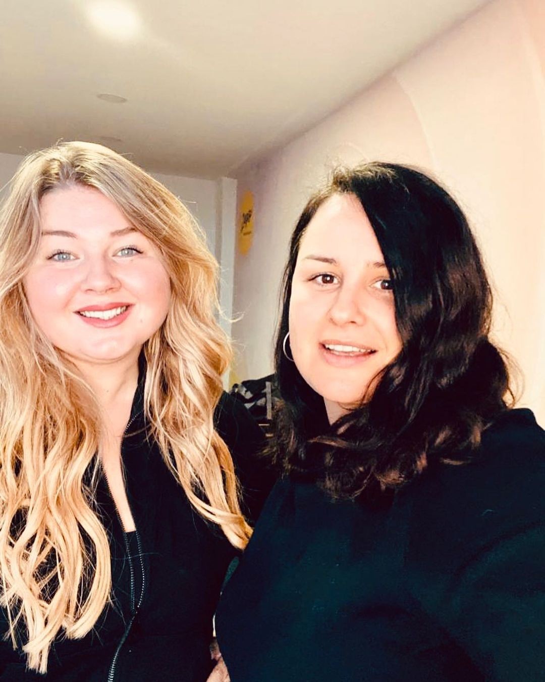 Evelyn a Peťa Polnišová majú spoločný podcast jauuu, PS: to bolelo.