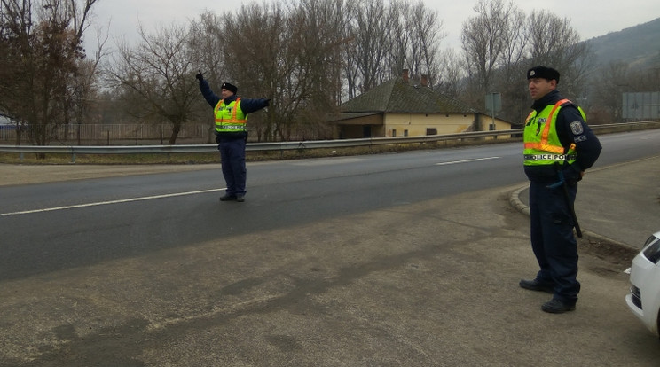 Az ózdi járök igazán meglepődhettek, mikor látták, a sofőr hátraült az autóban /Fotó: police.hu