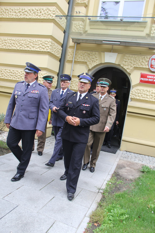 Związkowcy służb mundurowych wyszli z KPRM, gdy premier się z nimi nie spotkał