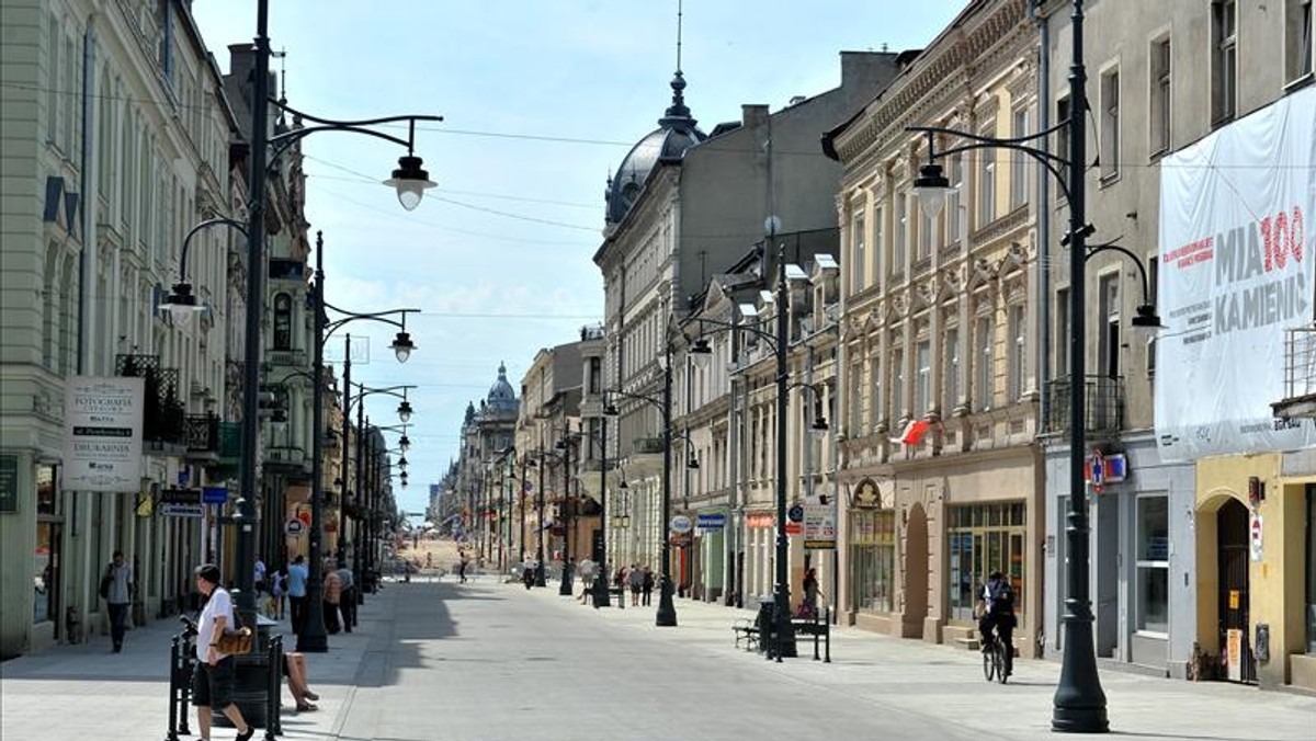 Pierwszy odcinek remontowanej Piotrkowskiej, od placu Wolności do Próchnika i Rewolucji zakończony. Wczoraj przeszła się nim prezydent Łodzi Hanna Zdanowska. Choć pani prezydent jest zadowolona z Pietryny, łodzianie mówią wprost: na razie nie zachwyca - informuje Fakt.pl.