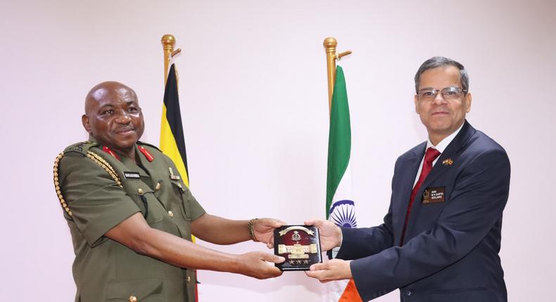 Maj. Gen. Jack Bakasumba receives a souvenir from Ambassador Kumah Gupta