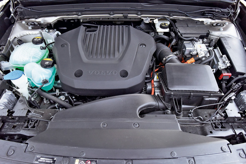 Silnik 1.5 w Volvo ma trzy cylindry i 180 KM, a towarzyszy mu 82-konna maszyna elektryczna.