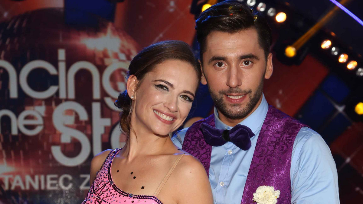 Nagła zmiana w "Tańcu z gwiazdami"! Z powodu kontuzji z programem pożegnała się Anna Cieślak i Rafał Maserak, a do konkursu powracają Ewelina Lisowska i Tomasz Barański.