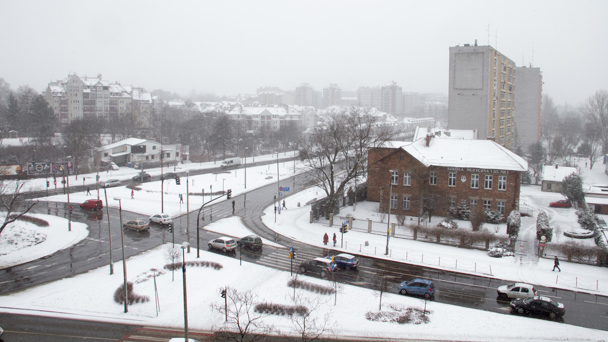 Drugi rok z rzędu w Krakowie mamy dość łagodną zimę. Dzięki temu możliwe jest, że znów miasto zaoszczędzi sporo pieniędzy. Na zimowe utrzymanie w sezonie 2014/2015 wydano jak na razie 16 mln zł z dostępnych 25 mln zł. Jeśli śnieg już nie sypnie, to MPO będzie miało do wykorzystania dodatkowe 9 mln zł.