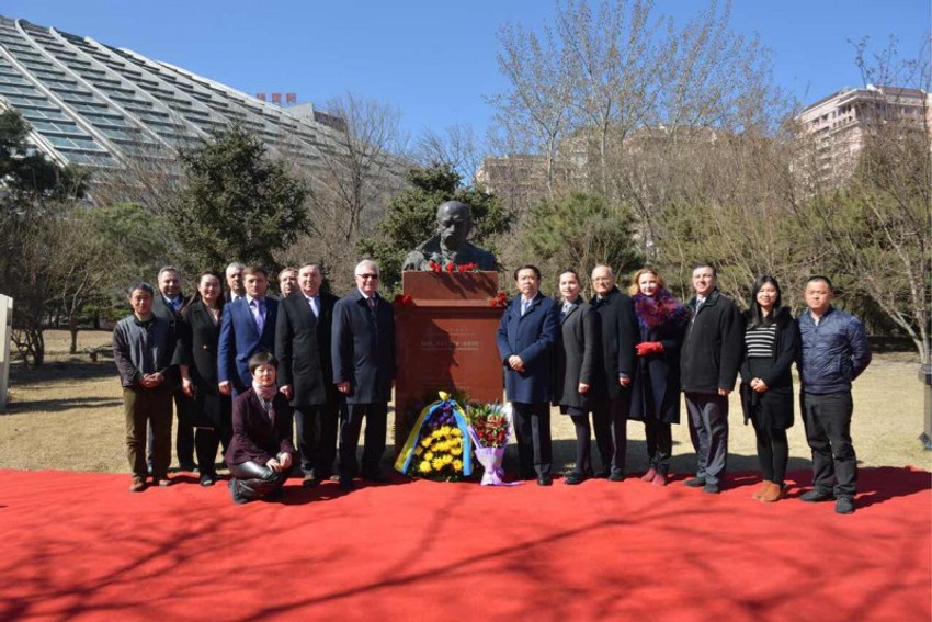 Spomenik ukrajinskom pesniku Tarasu Ševčenku u parku Čaojan u Pekingu