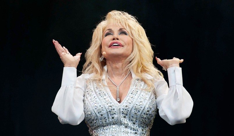 – Wiecie, w latach 60…. Tak, już wtedy żyłam i miałam się świetnie – żartowała Dolly Parton ze sceny. I pokazała, że choć śpiewa na niej już od 60 lat, wciąż ma się świetnie, a kondycji mogłaby jej pozazdrościć nawet nastolatka. Tak, jak wciąż znakomitych warunków głosowych i wielkiego poczucia humoru