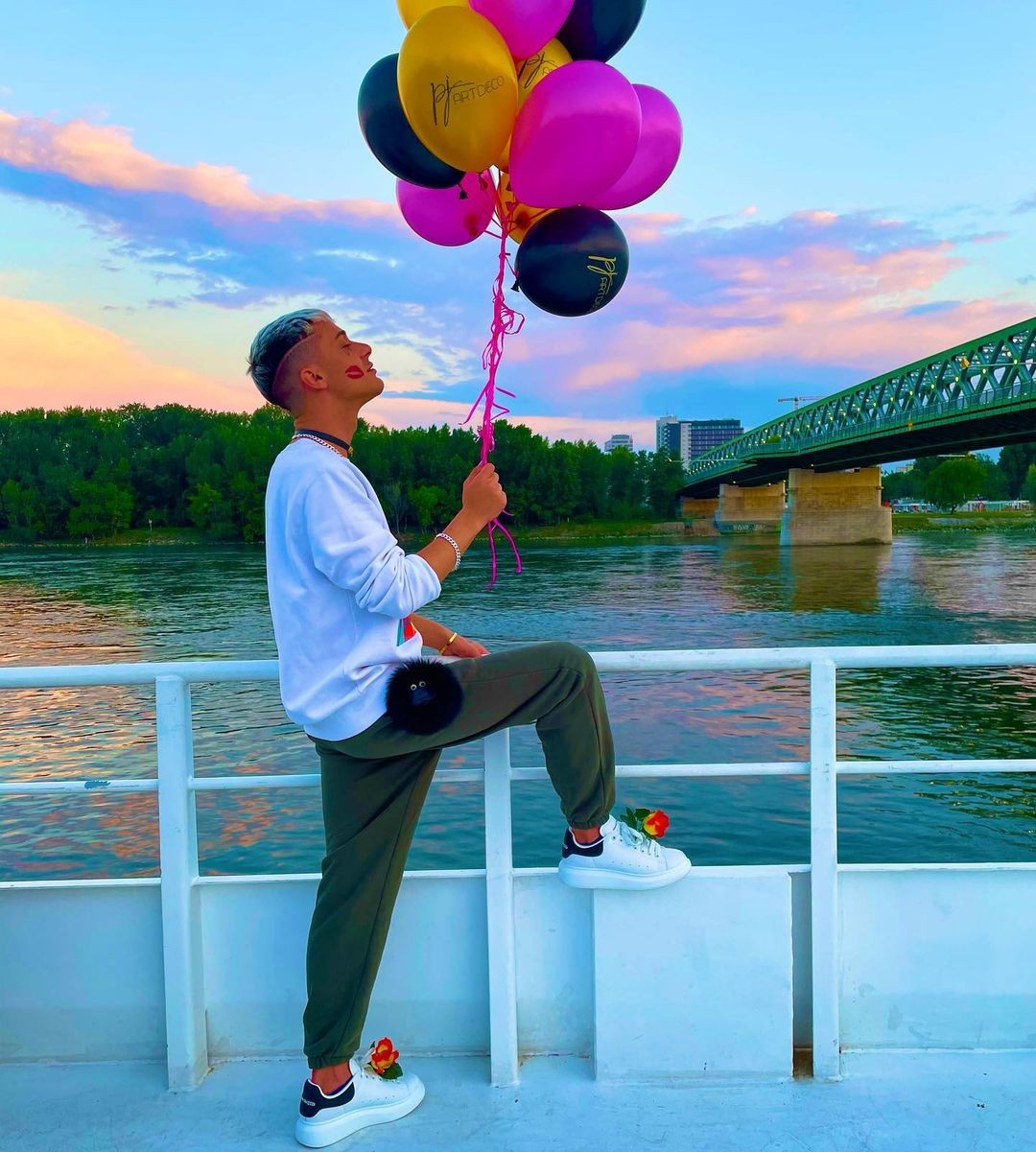 Spevák a influencer David Key.