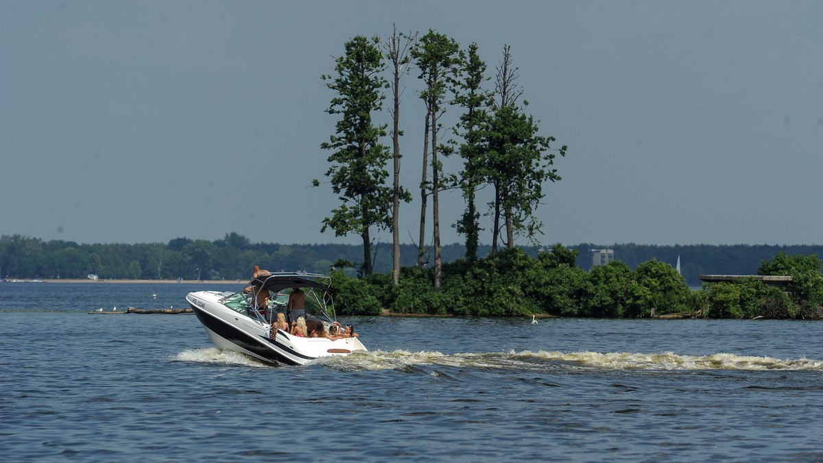 Do zdarzenia doszło nad Zalewem Zegrzyńskim, obok dzikiej plaży w Nieporęcie. Wczoraj około południa ratownicy WOPR z Legionowa otrzymali zgłoszenie o chłopaku, który po skoku do wody na główkę uszkodził sobie kręgosłup. O sprawie napisał portal Gazeta.pl.