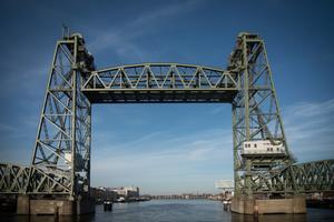 W Rotterdamie mają rozebrać historyczny most, aby przepłynął jacht Jeffa Bzosa 