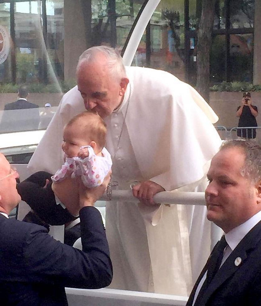 Papież ucałował główkę dziecka. Później wydarzył się cud