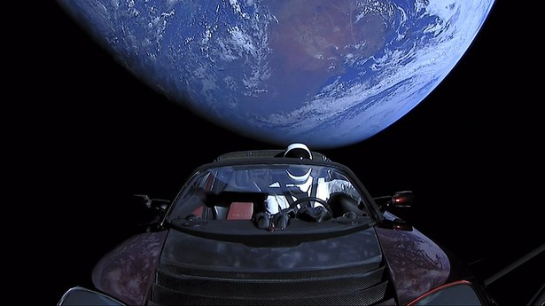 Starman w tesli na tle Ziemi. Źródło: By SpaceX - Falcon Heavy Demo Mission