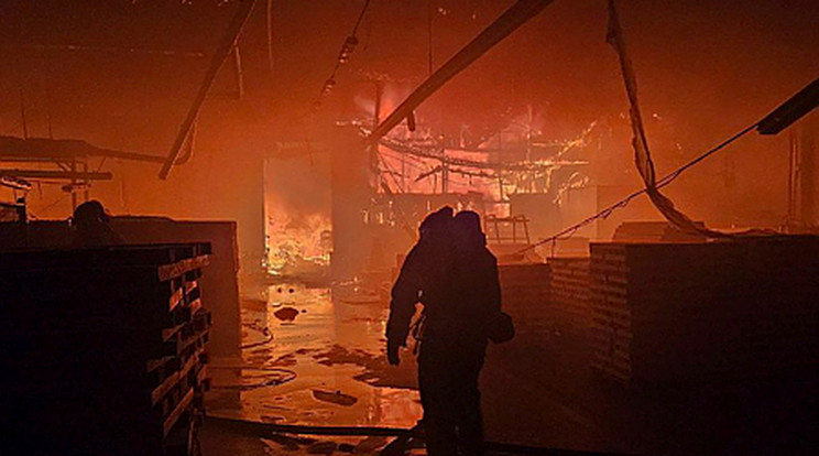 Az ukrán Állami Katasztrófavédelmi Szolgálat által közreadott képen raktártüzet oltanak tűzoltók Lembergben 2023. szeptember 19-én/Fotó: MTI/EPA/Állami Katasztrófavédelmi Szolgálat