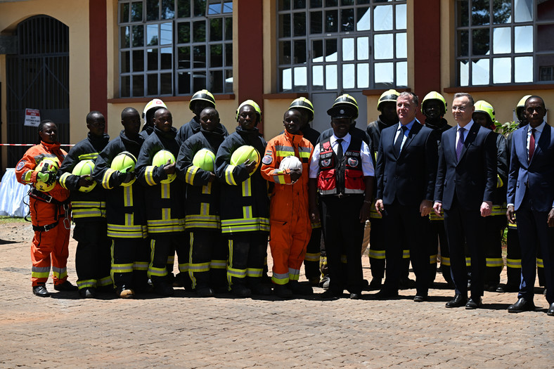 Andrzej Duda ze strażakami w centrum szkoleniowym w Kiambu pod Nairobi