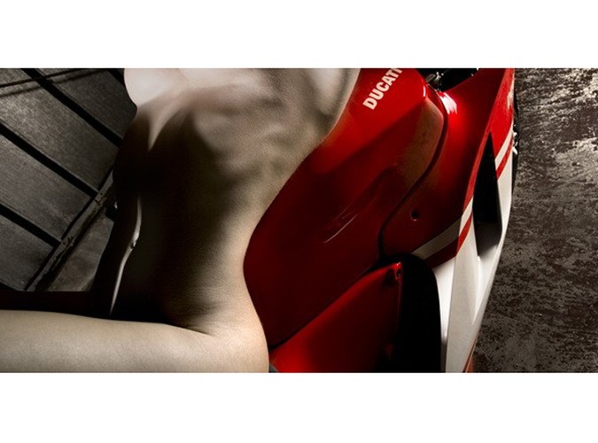 Naga kobieta i Ducati. Autorką zdjęć jest młoda artystka fotografii, Elizabeth Raab - jej specjalnością są kreatywne portrety. Ze zdjęć wykonanych jej ręką biją silne emocje. Fotografie, które możecie obejrzeć w naszej galerii można kupić w większych rozmiarach na stronie Ducati Art.