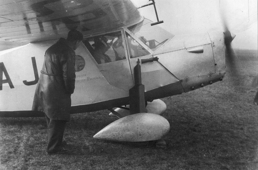 Stanisław Skarżyński w samolocie RWD-5 bis podczas startu.