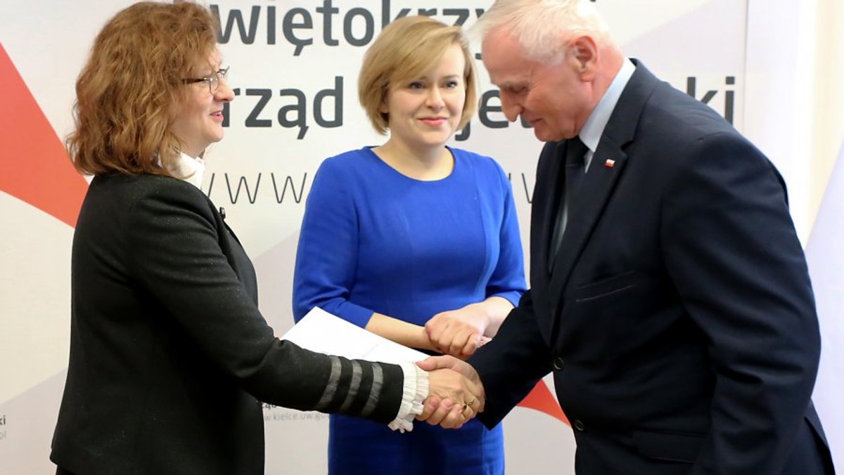 Siedem świętokrzyskich samorządów otrzymało rządowe wsparcie na zadania związane z zabezpieczeniem wąwozów lessowych. Promesy na blisko trzy miliony złotych wręczyła dziś wojewoda Agata Wojtyszek.