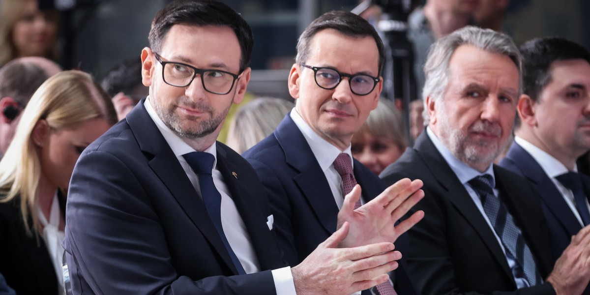 Prezes Orlenu Daniel Obajtek, premier Mateusz Morawiecki i miliarder Michał Sołowow