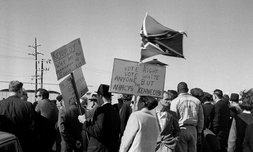 Ludzie protestują przeciw Kennedy'emu