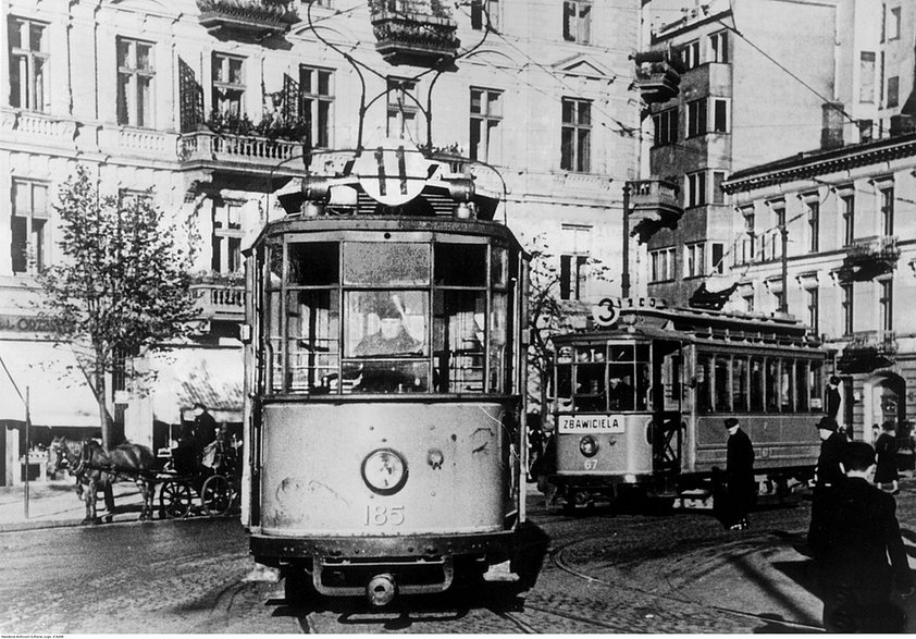 Tramwaje na placu, lata przedwojenne