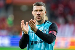 Lukas Podolski ofiarą prowokacji. Fryzjer zastawił na piłkarza pułapkę [WIDEO]