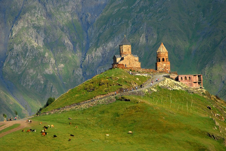 <strong>Gremi</strong>
<br></br>
Gremi (gruz.: გრემი) to jeden z najważniejszych zabytków architektury gruzińskiej, dawna stolica królestwa Kachetii usytuowana 175 km na wschód od Tbilisi.
<br></br>
W XVI i XVII w. miasto było stolicą królestwa Kachetii. Istniało jednak tylko 150 lat. W 1616 r. zostało rozgrabione i zniszczone przez pułk Szacha Abbasa I i nigdy nie odzyskało dawnej świetności. W połowie XVII w. królowie Kachetii przenieśli stolicę do pobliskiego Telawi. Ruiny miasta zajmują około 50 ha. Wykopaliska wskazują, że miasto składało się z trzech części. Część środkową stanowiła cytadela, na zachód od niej znajdowało się targowisko, a wschodnią część zamieszkiwał król ze stoją świtą.
<br></br>