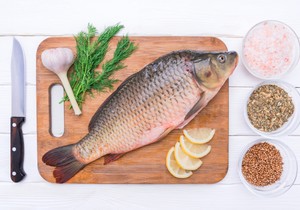 Trik za najbrže čišćenje ribe od krljušti  