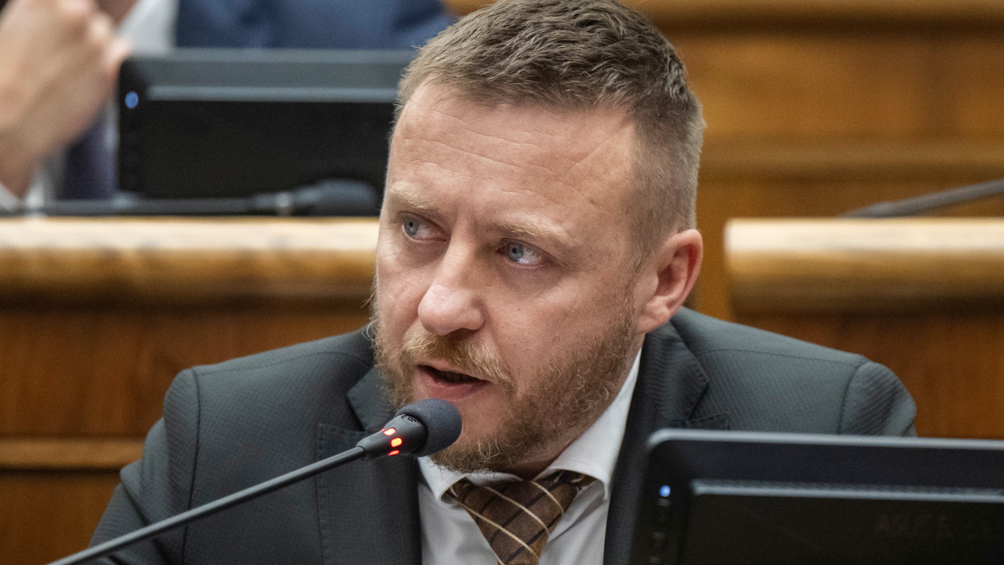 Český biochemik Zdeněk Hel podal trestné oznámenie na slovenského splnomocnenca Petra Kotlára.