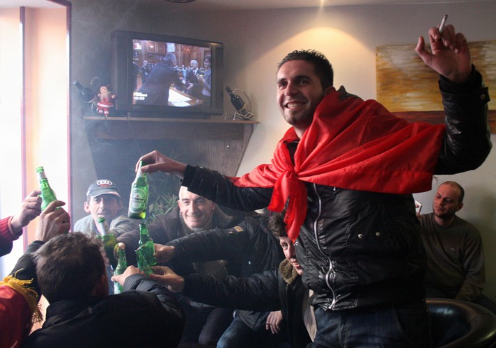 III miejsce w kategorii Wydarzenia. Kosowscy Albańczycy w jednym z barów w centrum Prisztiny oglądają telewizyjną relację na żywo z posiedzenia parlamentu Kosowa, który przyjął właśnie deklarację o niepodległości Kosowa