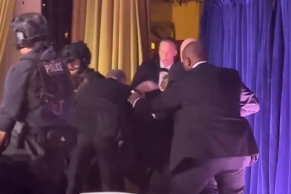 (VIDEO) SNIMAK EVAKUACIJE TRAMPA IZBLIZA Uleću specijalci, čuje se: "Pomeri se, pomeri se!", dižu ga sa stolice, ON PADA!