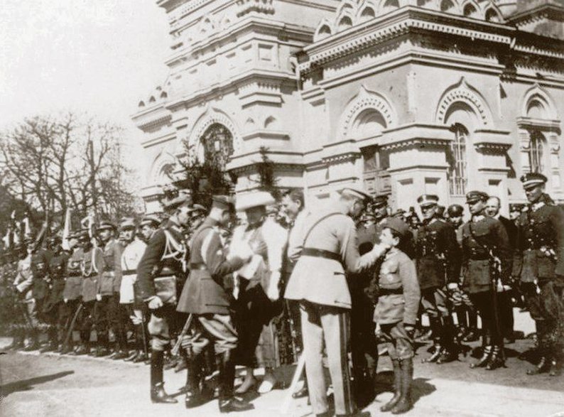 Józef Piłsudski odznacza Tadeusza Jeziorowskiego i innych obrońców Płocka, Płock 10 kwietnia 1921, fot. Centralne Archiwum Wojskowe, domena publiczna