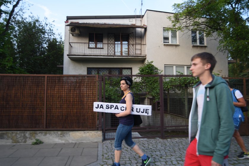 Służby nagrywają protestujących ludzi pod domem Kaczyńskiego. Oto dowód!