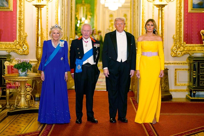Na oficijelnoj fotografiji svi su bili uvereni da je Melanija imala jarkožutu haljinu sa pink pojasom