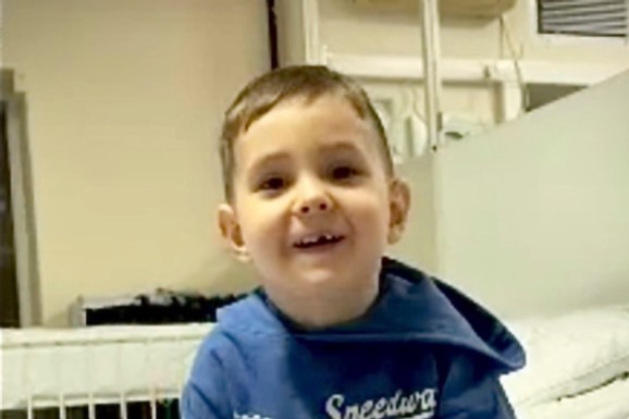 (VIDEO) Balša iz Kraljeva ima samo tri i po godine, a bori se sa opasnom bolešću: Hitno mu je potrebna naša pomoć