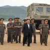 Kim Džong Un sa oficirima