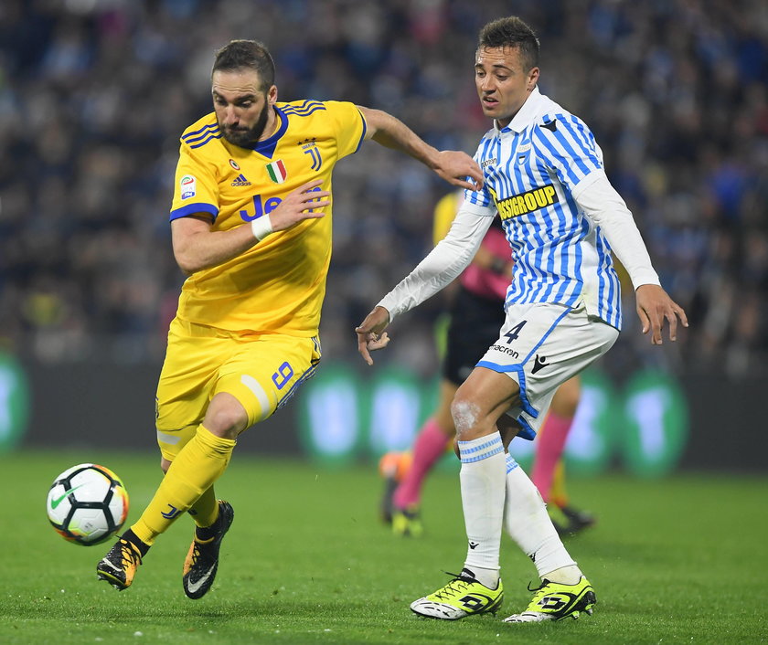 180318 FERRARA March 18 2018 Juventus Gonzalo Higuain L vies with Spal s Thiago Cionek d