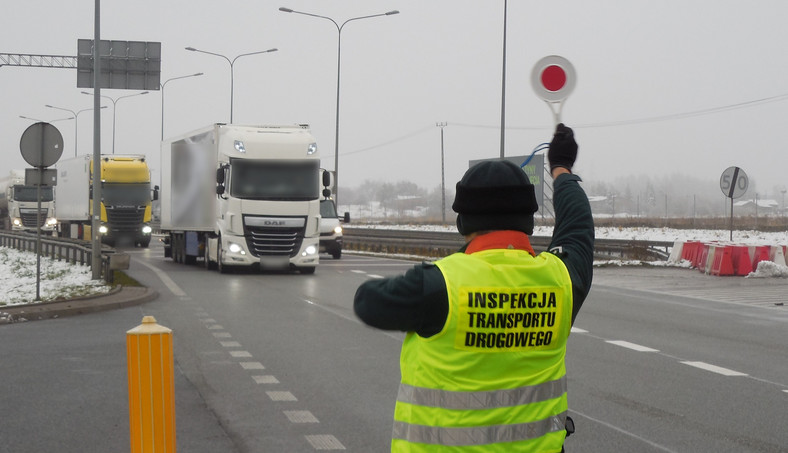 Radiowozy GITD kontrolowały wyprzedzanie TIR-ów na autostradach