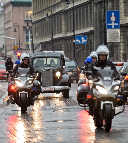 Odrestaurowany pojazd Cadillac 355D, sprowadzony do Polski w 1935 roku dla Marszałka Józefa Piłsudskiego, podczas przejazdu Traktem Królewskim w Warszawie