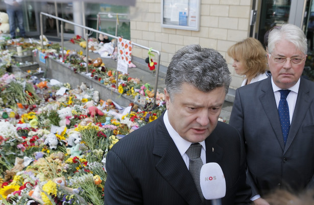 Prezydent Poroszenko zapowiedział, że ukraińska armia wstrzyma działania w rejonie miejsca katastrofy EPA/SERGEY DOLZHENKO