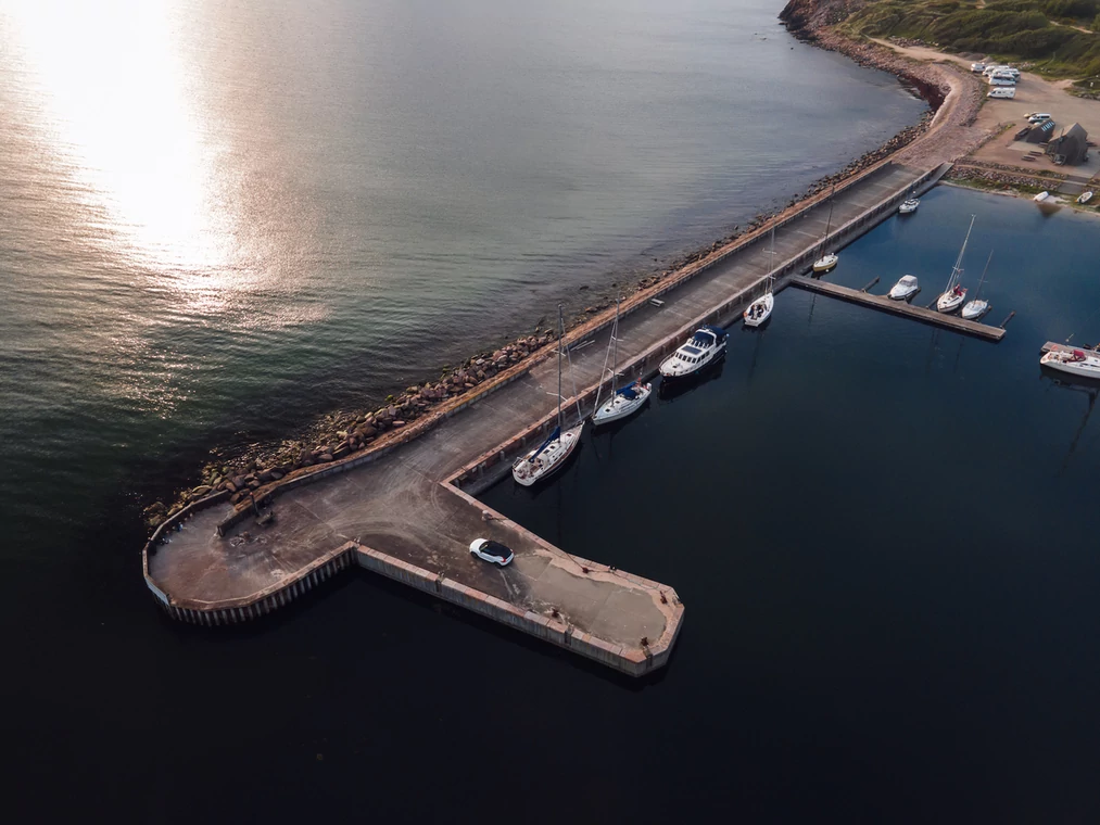 Przystań Hammerhavn położona jest w pobliżu ruin zamku Hammershus