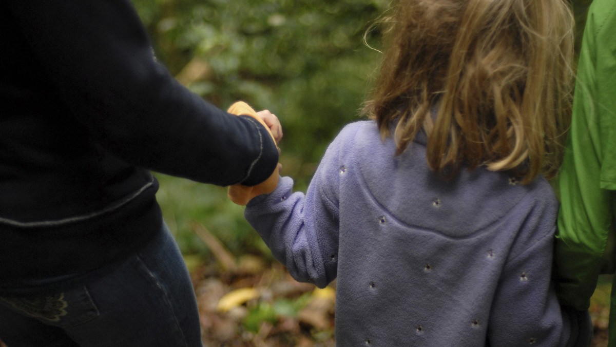 Pięcioletnia AvaLynn wróciła z przedszkola z potwornie pokaleczoną twarzą. Wygląd spuchniętej i posiniaczonej dziewczynki tak zszokował jej matkę, że zawiadomiła o wszystkim policję. Funkcjonariusze nie zajęli się jednak dochodzeniem w tej sprawie, bo nie dowierzają w zeznania matki.