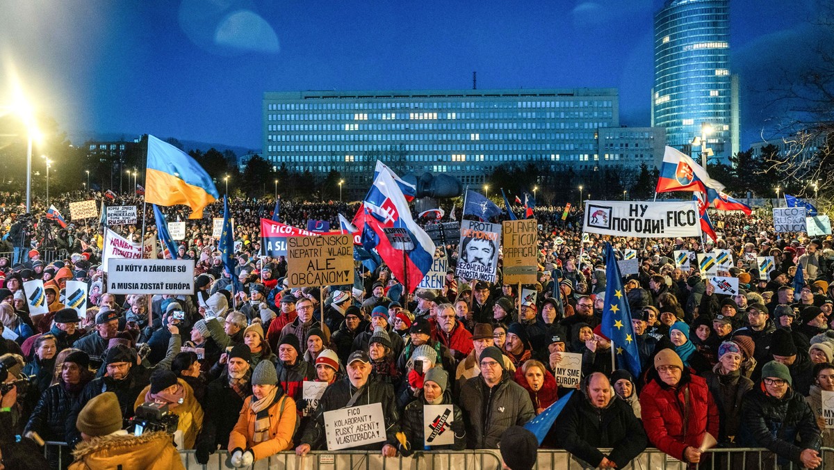 Tysiące Słowaków protestowało w Bratysławie przeciwko premierowi Robertowi Ficy, domagając się zmiany polityki zagranicznej [Źródło: PAP]
