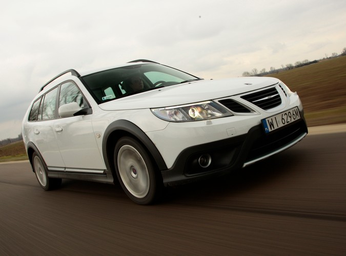 Saab 9-3X - szwedzka stal gotowa do przygody. Dzielnie zwalczy dziki teren, choć woli asfaltowe bulwary. Mogą być dziurawe jak sito - czyli idealnie sprawdza się na polskich drogach...