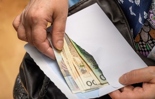 Kalkulator renty wdowiej. Można sprawdzić, który wariant wypłaty będzie korzystniejszy