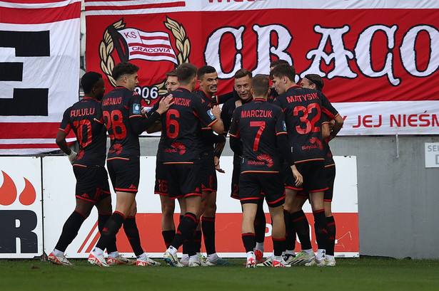 Piłkarze Jagiellonii Białystok cieszą się z gola podczas meczu Ekstraklasy z Cracovią