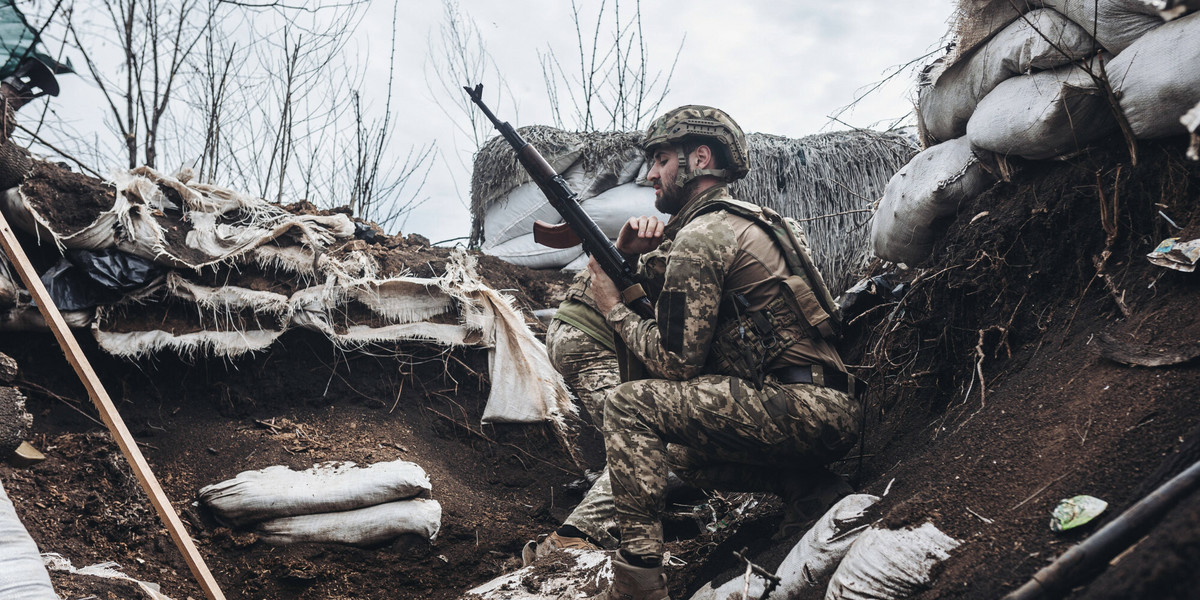 Ukraiński żołnierz na froncie w Donbasie. 11 kwietnia 2022 r.