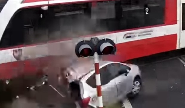Voz smrskao auto na pružnom prelazu